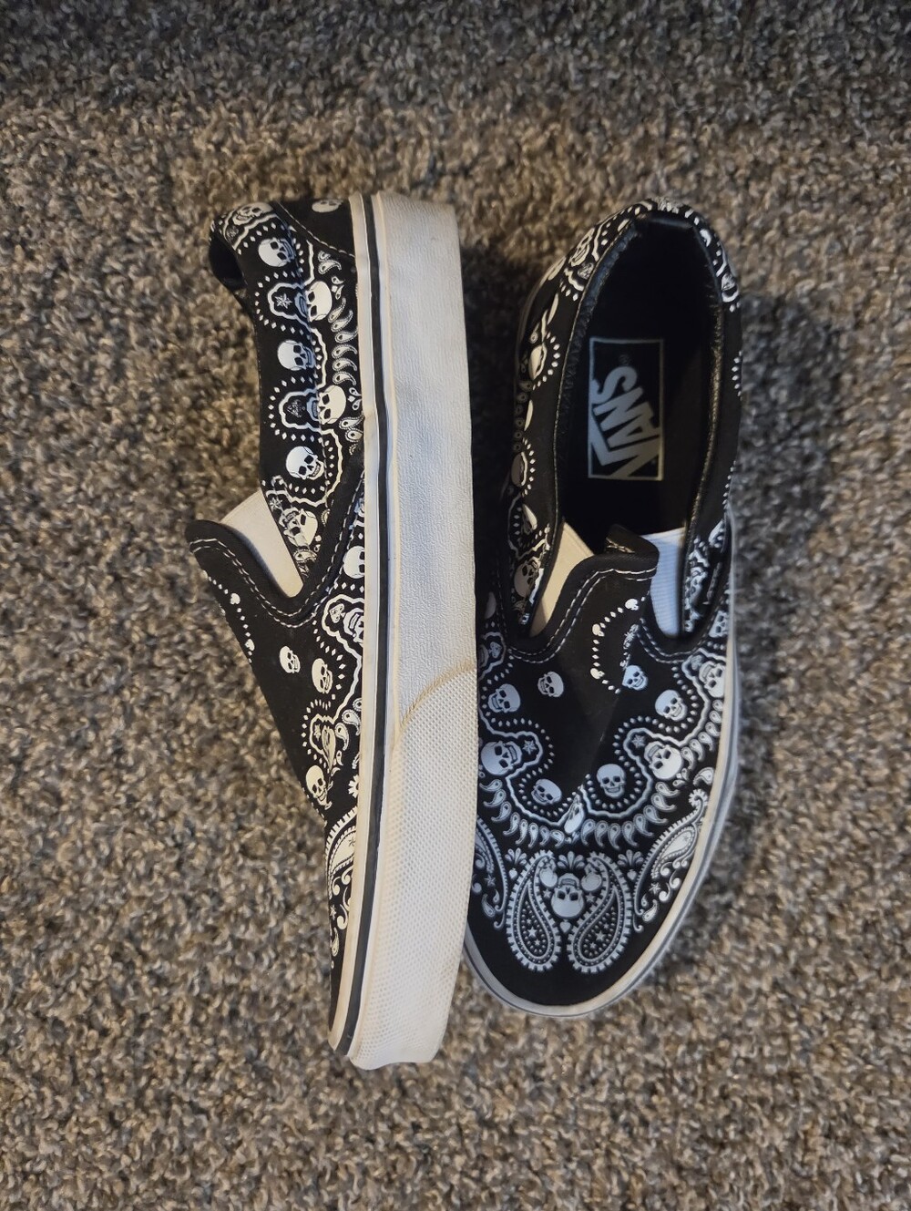 Women's Size 7 Vans Slip-On Bandana Skull Print Sneakers - Black & White,Euc - Picture 5 of 8